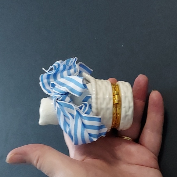 Cat in Basket Trinket Box 3 1/4in.Hx3 in.W. Multicolor.Pre-Owned.1998 - Picture 2 of 3